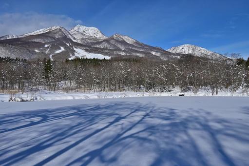 妙高高原の冬　いもり池と妙高山（1） 妙高山,妙高高原,いもり池の写真素材