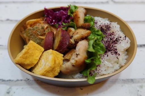 チキンと玉子焼きのお弁当 弁当,カラフル,チキンの写真素材