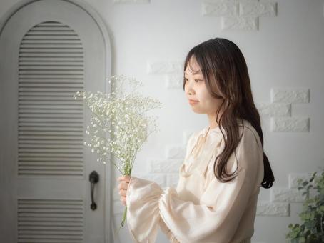 24:花束を持つ女性 24:花束を持つ女性 女性,女の子,人物の写真素材