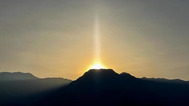 日没の頂にサンピラー 日没の頂にサンピラー 山,空,日没の写真素材
