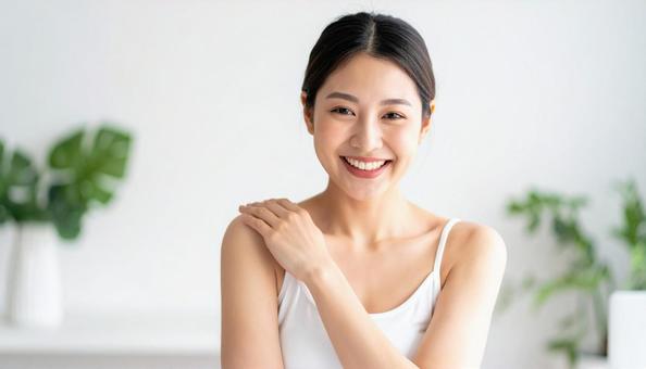 笑顔で肩に手を置く若い女性のポートレート 笑顔で肩に手を置く若い女性のポートレートの写真