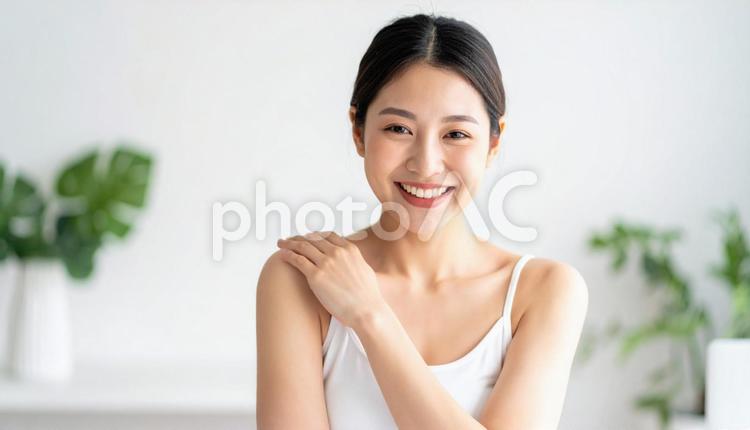 笑顔で肩に手を置く若い女性のポートレート 女性,美人,かわいいの写真素材