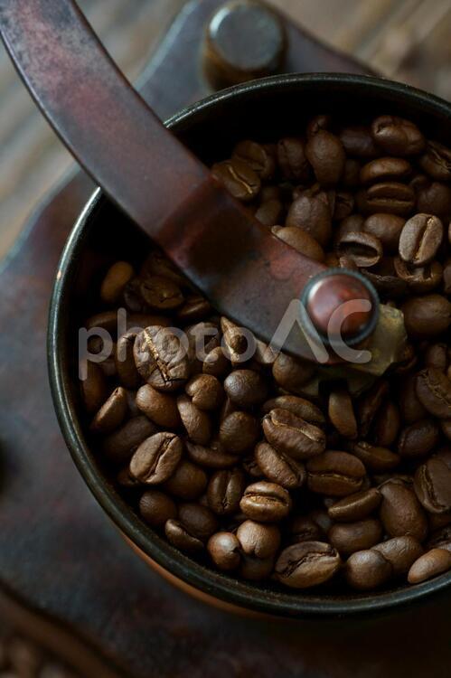 コーヒー豆とコーヒーミル コーヒーミル,コーヒー豆,豆の写真素材