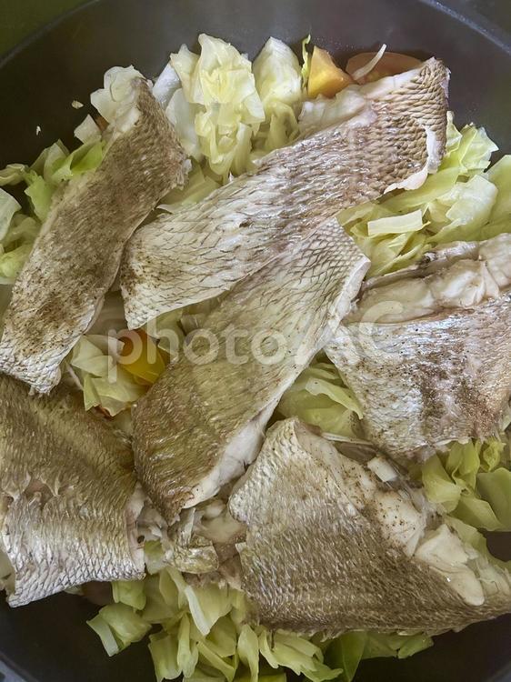フライパンで鯛を蒸し焼きにする調理風景 フライパン,魚,鯛の写真素材