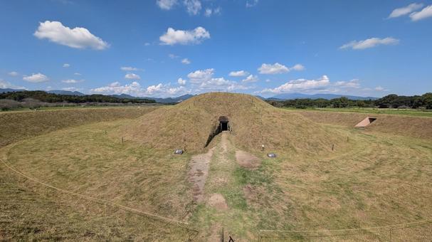 西都原古墳群の鬼の窟古墳の全景(秋) 西都原古墳群の鬼の窟古墳の全景(秋) 鬼の窟古墳,古墳,円墳の写真素材