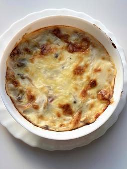 丸いお皿のグラタン グラタン,焦げ,チーズの写真素材