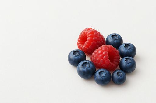 ラズベリーとブルーベリーの写真