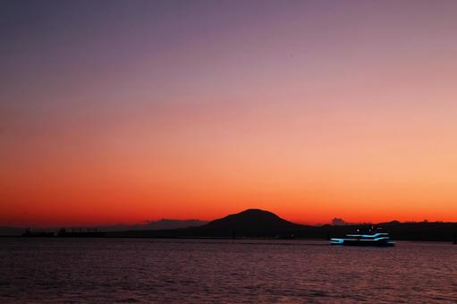 鮮やかな赤い函館の夕焼け 夕焼け,海,夕景の写真素材