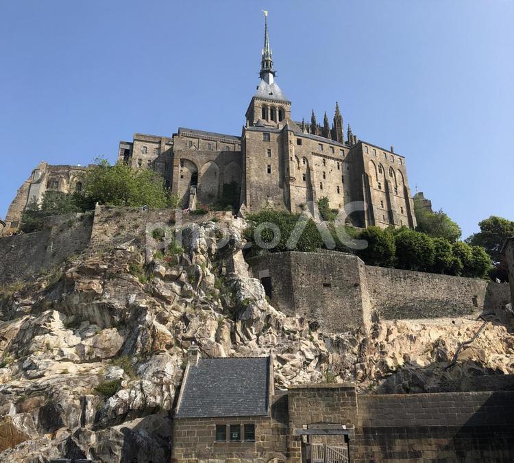 モンサンミッシェルを見上げる モンサンミッシェル,フランス,世界遺産の写真素材