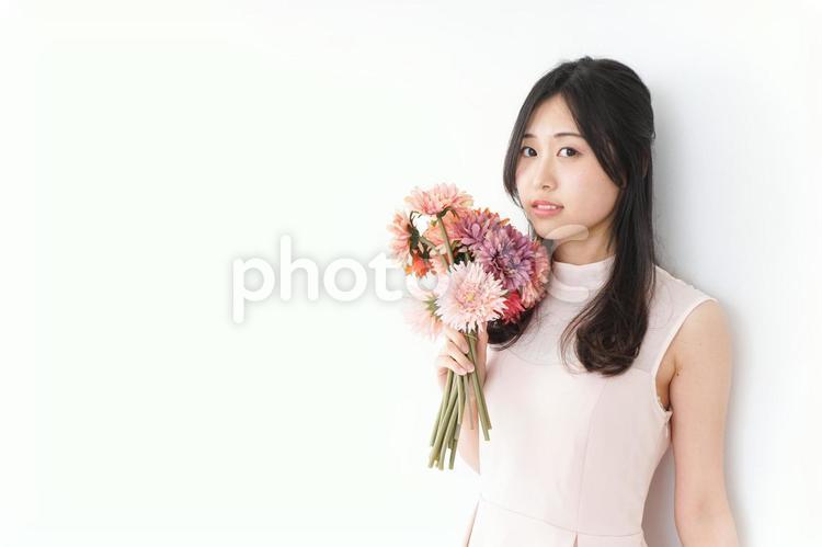花をプレゼントする女性_母の日 女,女性,女子の写真素材