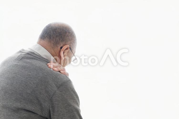 肩こりに苦しむシニア男性 日本人,首筋,対処法の写真素材