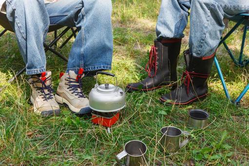 芝生に置かれた焚き火台と調理器具 足元,チェア,座るの写真素材