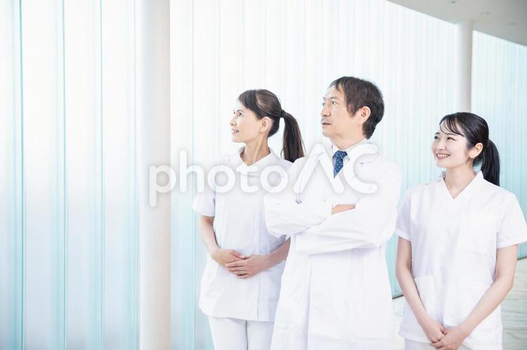 病院にいる医療スタッフ（3人・院長） 看護師,医者,院長の写真素材