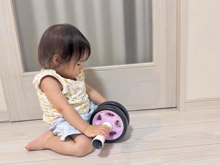 家で筋トレする子供のイメージ 家で筋トレする子供のイメージ 子供,筋トレ,トレーニングの写真素材