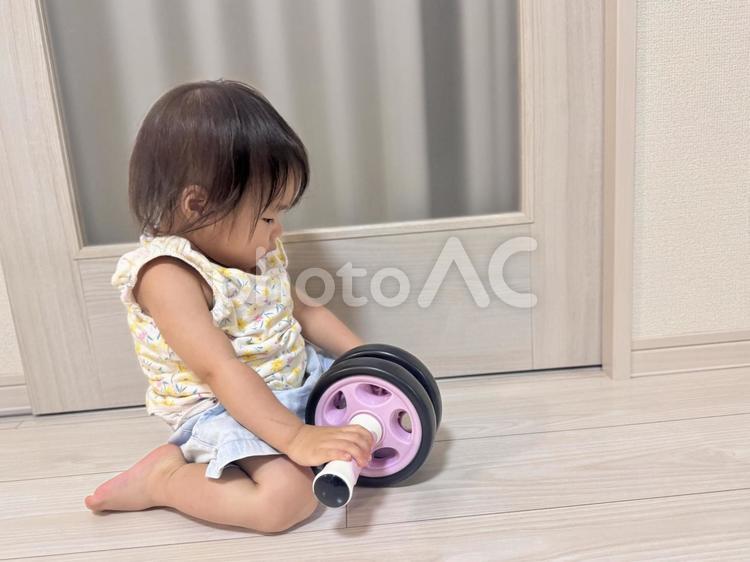 家で筋トレする子供のイメージ 子供,筋トレ,トレーニングの写真素材