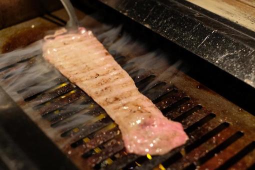 焼肉から美味しそうな煙が出ている画像 焼肉から美味しそうな煙が出ている画像の写真