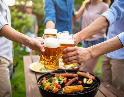 バーベキューでビール バーベキューでビールの写真