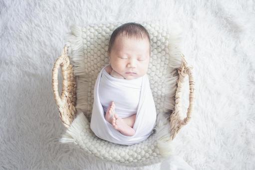 赤ちゃん・白いお包み4 赤ちゃん・白いお包み4 赤ちゃん,お包み,お包の写真素材