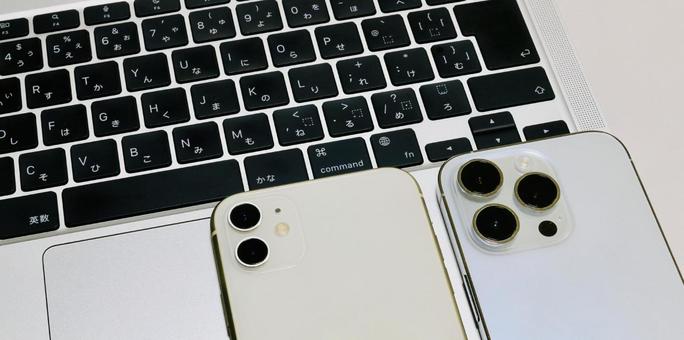 2台のスマホ 情報の共有 同期 転送 2台のスマホ 情報の共有 同期 転送 スマホ,2台,エアドロップの写真素材