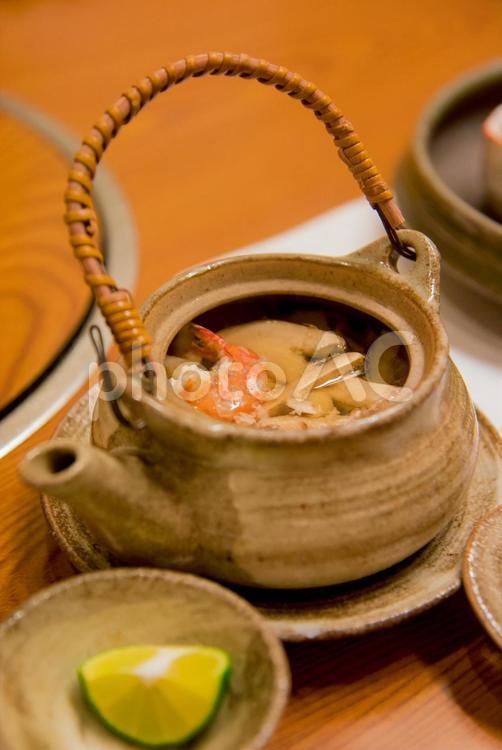 松茸の土瓶蒸し03／懐石料理 お出汁,だし汁,イメージの写真素材