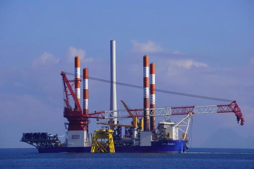 洋上風力発電機の設置工事の風景 洋上風力発電機の設置工事の風景 工事,風力発電機,エコの写真素材