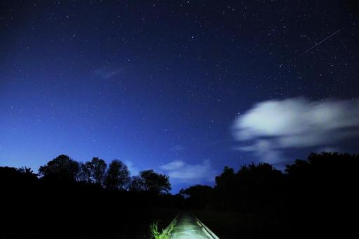 秋の明け方の星空と斐伊川潜水橋 秋の明け方の星空と斐伊川潜水橋の写真