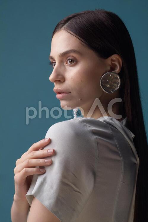 女性モデルのファッションポートレート（ブルーバック）84 ファッションポートレート,モデル,女性の写真素材