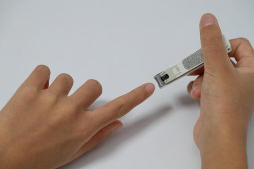 白い背景で爪切りを使用する手 爪切り,手,セルフケアの写真素材