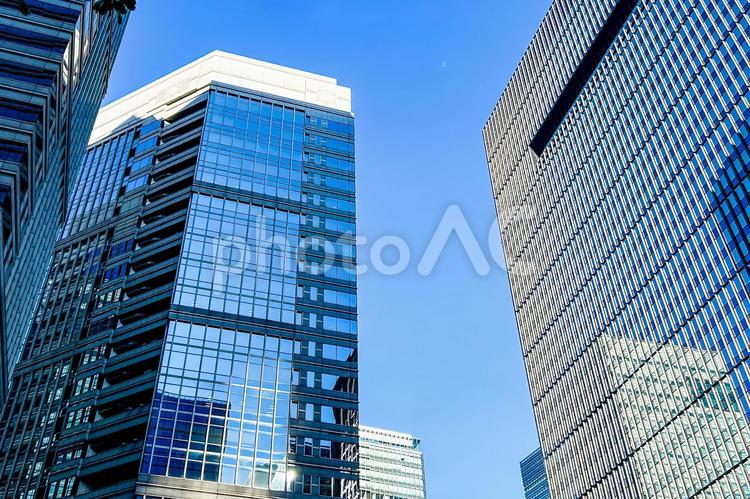 見上げた都心の美しくモダンな高層ビル群 オフィスビル,高層ビル,都市風景の写真素材