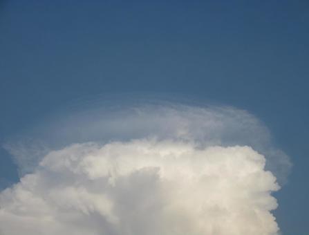 晩夏の積乱雲を覆うベール雲 晩夏の積乱雲を覆うベール雲の写真