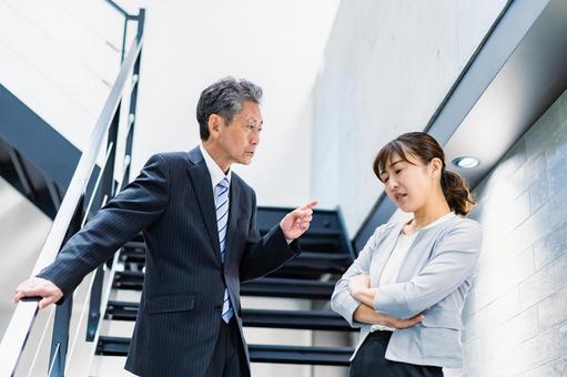 パワハラを受ける女性社員 パワハラを受ける女性社員 ブラック企業,問題,コピースペースの写真素材