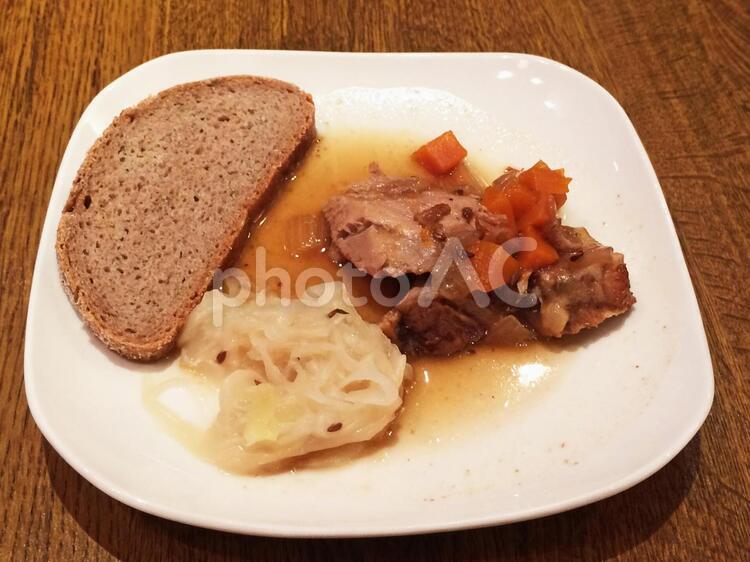 豚肉の煮込み（欧風） ドイツ料理,ウィーン料理,ザワークラウトの写真素材