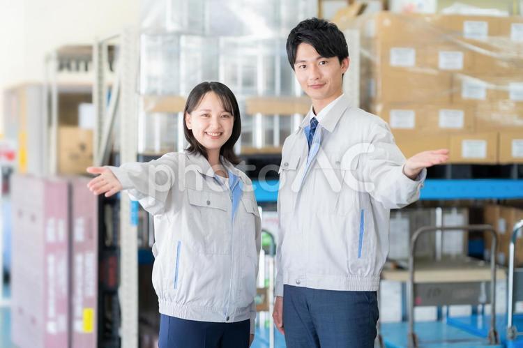 倉庫で会議をする男女の作業員 倉庫,工場,配達の写真素材