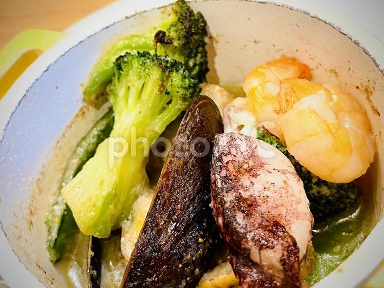 魚貝類のアヒージョ アヒージョ,小皿料理,スペインの写真素材