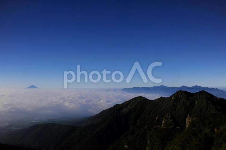 権現岳と雲海と遠くの富士山 雲海,富士山,青空の写真素材