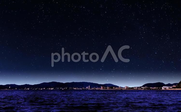 イメージ素材/宍道湖東岸の街並みと星空 星空,宍道湖,宍道湖岸の写真素材