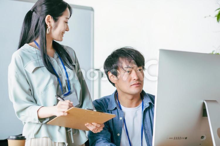 オフィスでミーティングする男女の会社員 ミーティング,会議,クリエイターの写真素材