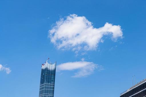 建物のてっぺんと青空 ビル,都会,青空の写真素材