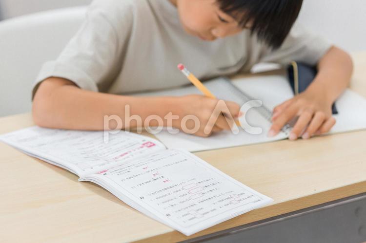 算数の勉強をする小学生（日本人） 宿題,算数,勉強の写真素材