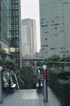 オフィスビルとエスカレーター オフィスビルとエスカレーター エスカレーター,ビル,おの写真素材