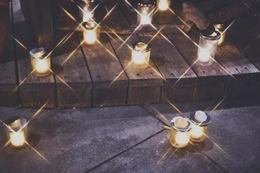 ウッドデッキを照らすキャンドル キャンドル,ロウソク,灯りの写真素材