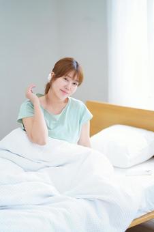 カメラ目線の寝起きの女性 女性,寝起き,微笑むの写真素材