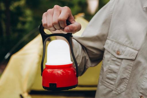 ランタンを持つ手 ランタン,持つ,手元の写真素材