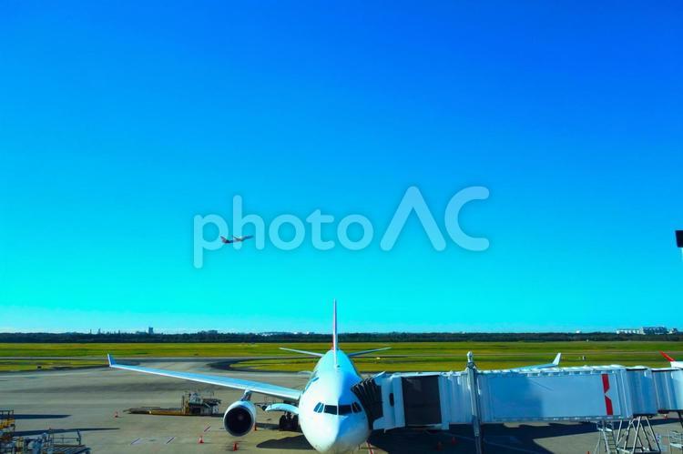 飛び立つ飛行機と準備中の飛行機 飛行機,搭乗ゲート,駐機場の写真素材