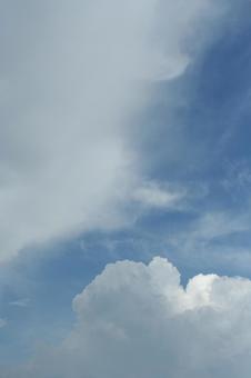 雲 ７月 July 縦の写真