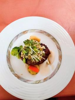 フレンチ 山形牛ハンバーグ ダシソース フレンチ 山形牛ハンバーグ ダシソースの写真