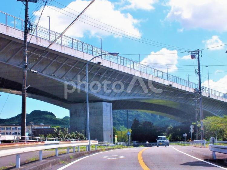 第二東名高速道路と立体交差　夏の雲 架道橋,橋,道路の写真素材
