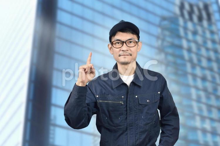 ビルの前に立つ作業着姿の男性 作業服,男性,施工管理の写真素材