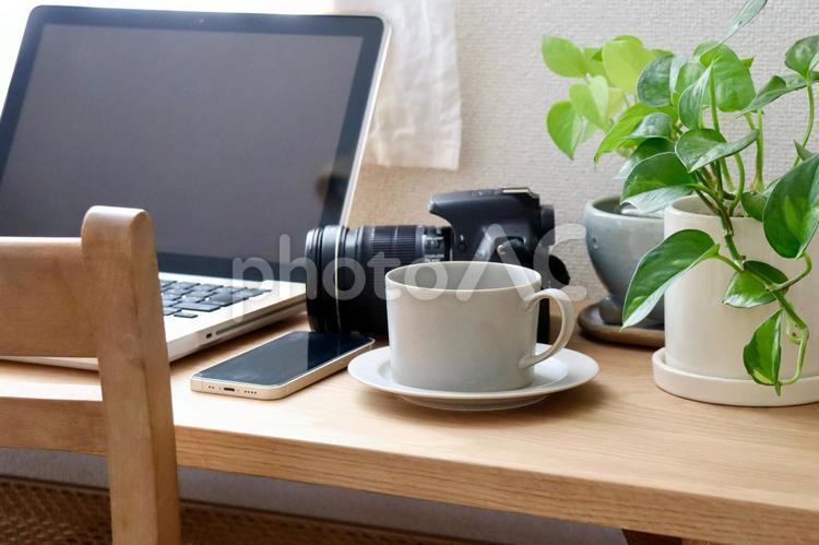 PCと一眼レフとコーヒー　デスクワーク パソコン,スマホ,ビジネスの写真素材