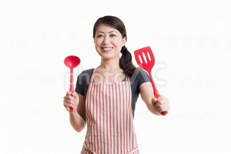 料理用具を持っている笑顔の女性 1人,アジア人,イメージの写真素材
